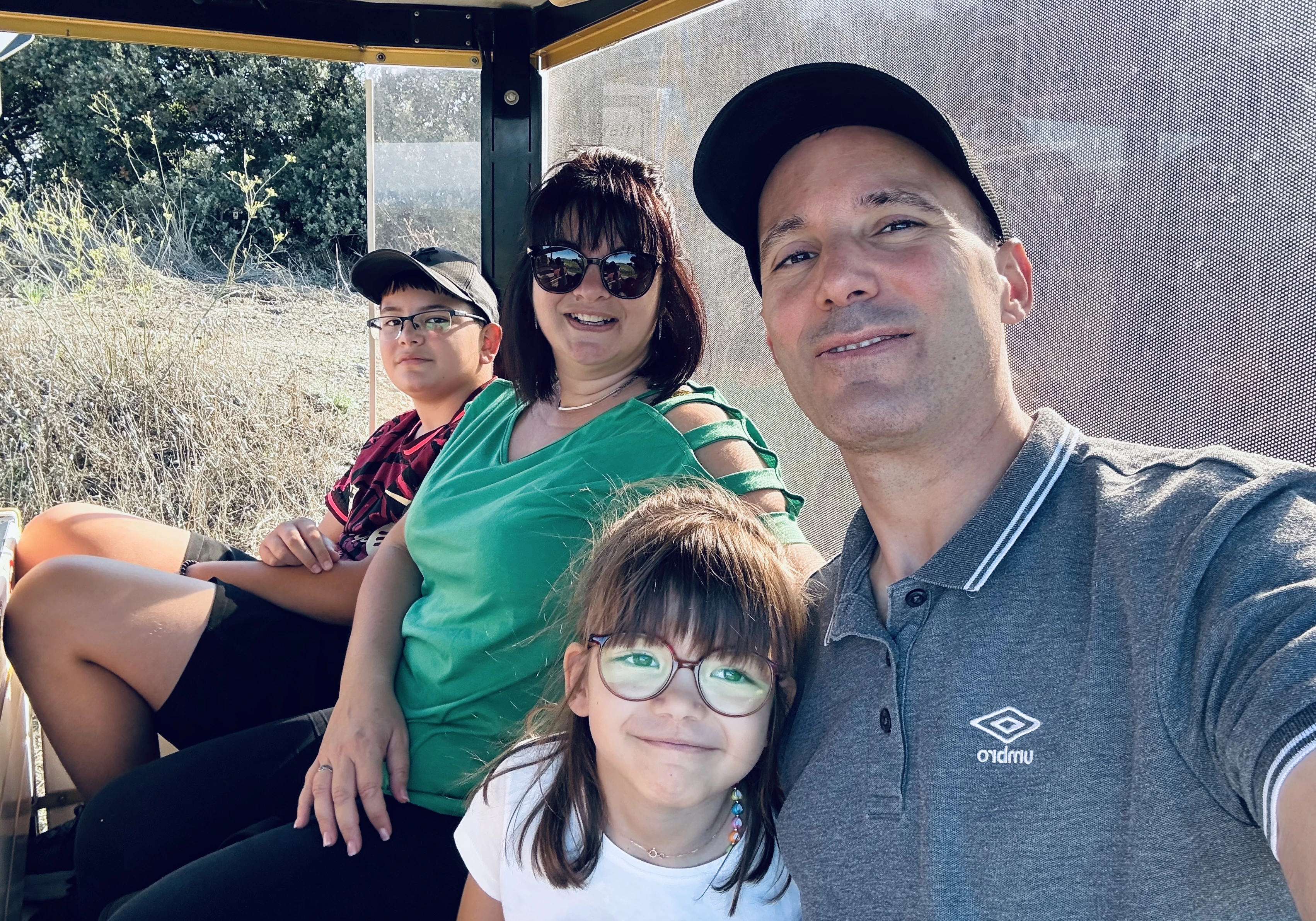 photo de famille dans un petit train